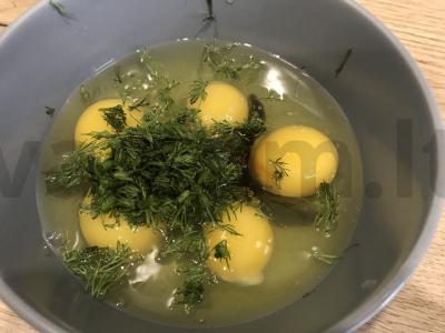 Omletas iš vištienos kiaušinių su žolelėmis ir čederio sūriu Žingsnis 2