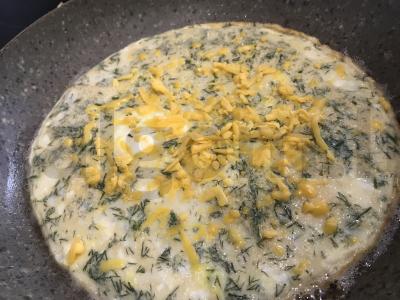 Omletas iš vištienos kiaušinių su žolelėmis ir čederio sūriu Žingsnis 5
