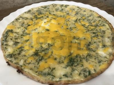 Omletas iš vištienos kiaušinių su žolelėmis ir čederio sūriu pagrindine nuotrauka