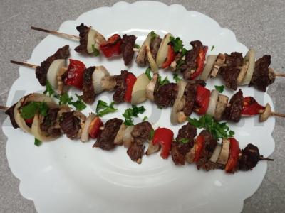 Kepti jautienos šašlykai su kivio marinatų pagrindine nuotrauka