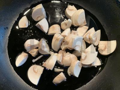 Agurkų, pievagrybių ir kiaušinių salotas Žingsnis 1