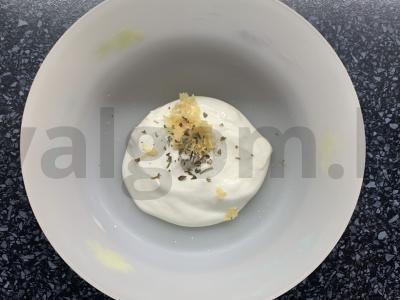 Agurkų, pievagrybių ir kiaušinių salotas Žingsnis 2