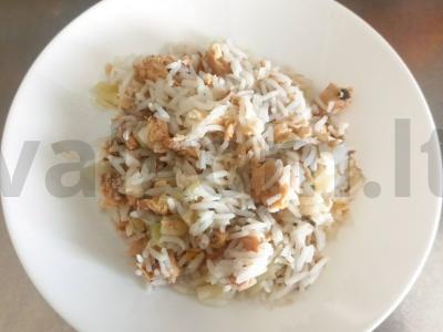 Basmati ryžiai su konservuota lašiša ir svogūnais pagrindine nuotrauka