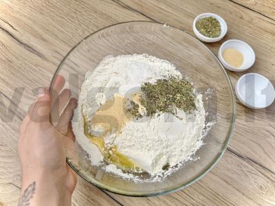 Kibinai su žolelėmis, riešutais ir sėklomis Žingsnis 1