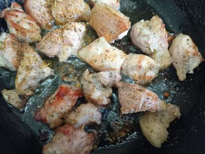 Šašlykas su kiauliena, daržovėmis ir pupelėmis Žingsnis 1