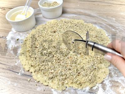 Kibinai su žolelėmis, riešutais ir sėklomis Žingsnis 5