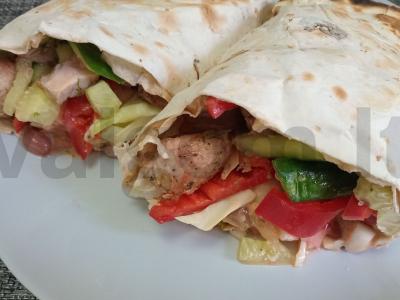 Šašlykas su kiauliena, daržovėmis ir pupelėmis pagrindine nuotrauka