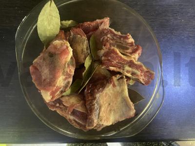 Jautienos šonkauliai, troškinti pomidorų padaže Žingsnis 2