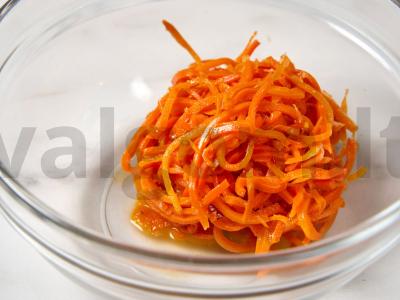 Salotas su korėjietiška morkomis ir dešra Žingsnis 1