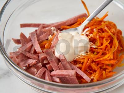 Salotas su korėjietiška morkomis ir dešra Žingsnis 3