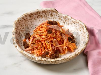 Salotas su korėjietiška morkomis ir dešra pagrindine nuotrauka