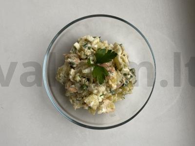 Virto bulvių, krevečių ir kiaušinio salotas pagrindine nuotrauka