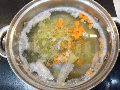 Sriuba su kiaušinių makaronais ir kiauliena Žingsnis 4