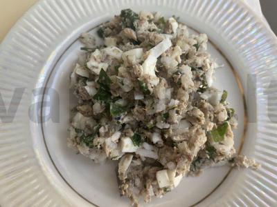 Greitas salotas iš konservuotų sardinų pagrindine nuotrauka