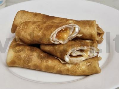 Švelnūs blynai su uogiene ir grietine pagrindine nuotrauka