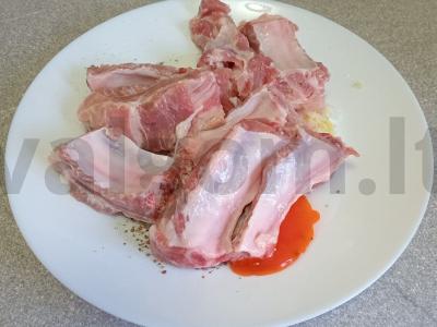 Kiaulienos šonkauliai, kepti su moliūgu, paprikomis ir morkomis Žingsnis 2