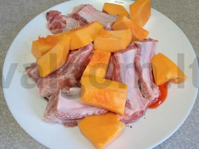 Kiaulienos šonkauliai, kepti su moliūgu, paprikomis ir morkomis Žingsnis 3