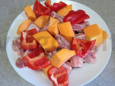 Kiaulienos šonkauliai, kepti su moliūgu, paprikomis ir morkomis Žingsnis 4