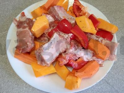 Kiaulienos šonkauliai, kepti su moliūgu, paprikomis ir morkomis Žingsnis 6