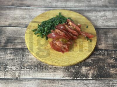 Kiaušinienė su pomidorais ir lydytu sūriu Žingsnis 1