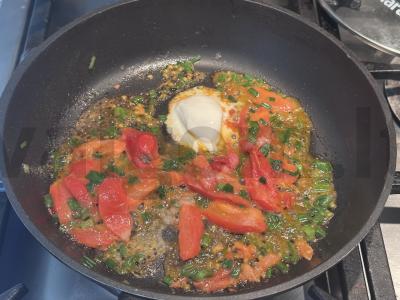 Kiaušinienė su pomidorais ir lydytu sūriu Žingsnis 2