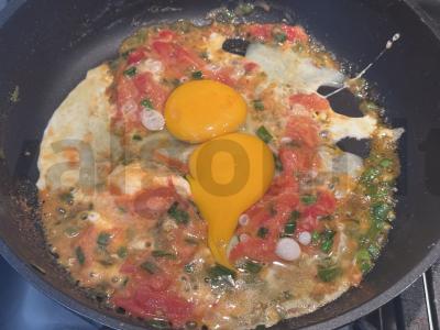 Kiaušinienė su pomidorais ir lydytu sūriu Žingsnis 3