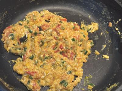 Kiaušinienė su pomidorais ir lydytu sūriu Žingsnis 4