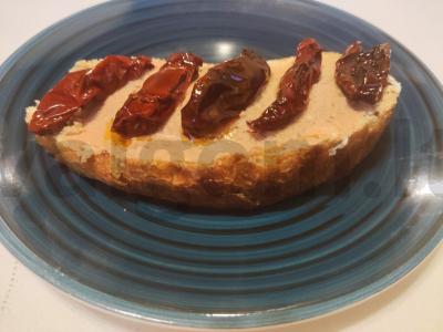 Brusketa su džiovintais pomidorais ir paštetu pagrindine nuotrauka