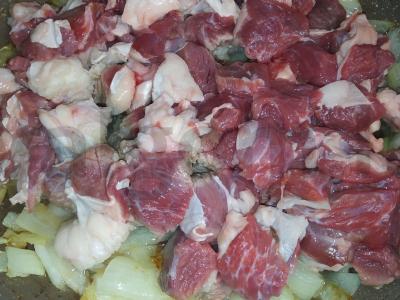 Troškinta jautiena su keptu svogūnu ir padažu Žingsnis 2