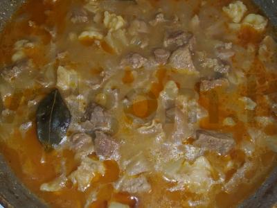 Troškinta jautiena su keptu svogūnu ir padažu pagrindine nuotrauka