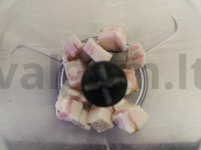 Lašiniai su česnaku ir lazdyno riešutais Žingsnis 1