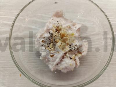 Lašiniai su česnaku ir lazdyno riešutais Žingsnis 3