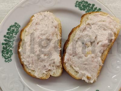 Lašiniai su česnaku ir lazdyno riešutais pagrindine nuotrauka