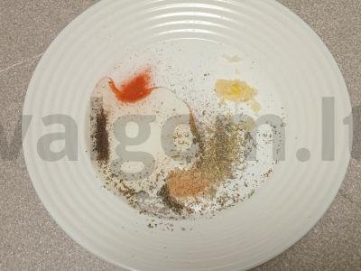 Aštrūs kepti kiaulienos šonkauliai su itališkais prieskoniais ir baziliku Žingsnis 1