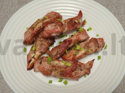 Aštrūs kepti kiaulienos šonkauliai su itališkais prieskoniais ir baziliku pagrindine nuotrauka