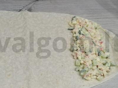 Greiti lavašo su krabų lazdelėmis suktinukai Žingsnis 6