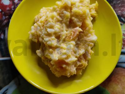 Moliūgų košė su grietine ir prieskoniais pagrindine nuotrauka