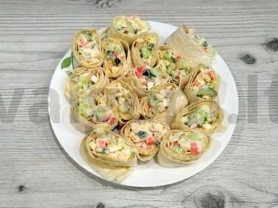 Greiti lavašo su krabų lazdelėmis suktinukai pagrindine nuotrauka