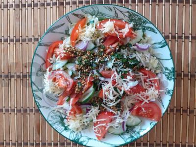 Daržovių salotas su garstyčių ir teriyaki padažu pagrindine nuotrauka