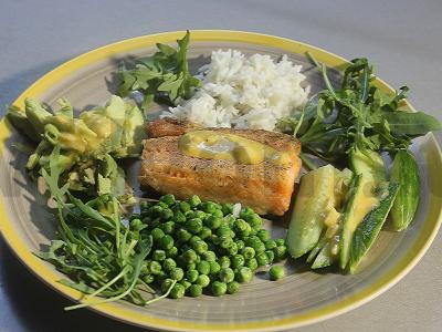 Maistingas dubuo su upėtakiu, avokadu ir medaus-garstyčių padažu pagrindine nuotrauka