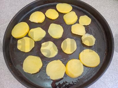 Keptas bulvės su silkėmis pomidoruose ir parmezanu Žingsnis 1