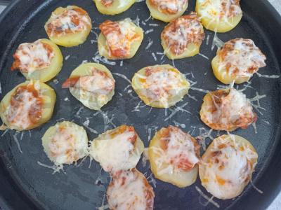 Keptas bulvės su silkėmis pomidoruose ir parmezanu Žingsnis 4