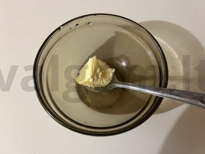 Spalvota glazūra kepiniams su sviestu Žingsnis 4