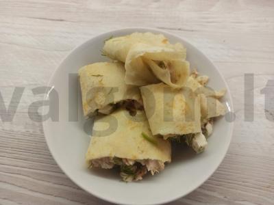 Keptas blynas su virta vištiena ir dešrainiu sūriu pagrindine nuotrauka