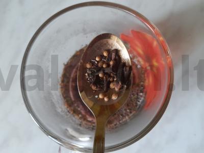 Aromatingas arbata su gvazdikėliais ir kalendromis Žingsnis 4