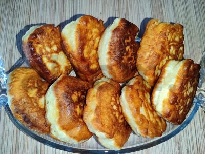 Purūs vaniliniai blynai ant kefyro pagrindine nuotrauka