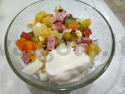 Salotas „Rudens olivje su pusiau rūkyta dešra“ pagrindine nuotrauka