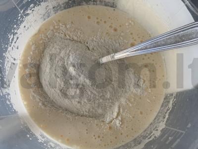 Kiaušinių pyragas su vyšniomis ir obuoliais Žingsnis 4