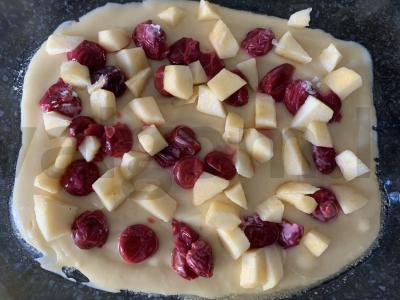 Kiaušinių pyragas su vyšniomis ir obuoliais Žingsnis 8