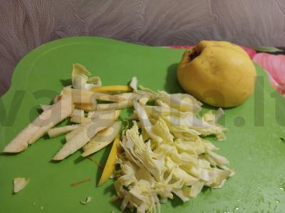 Kopūstų ir obuolių salotos su alyvuogėmis Žingsnis 2